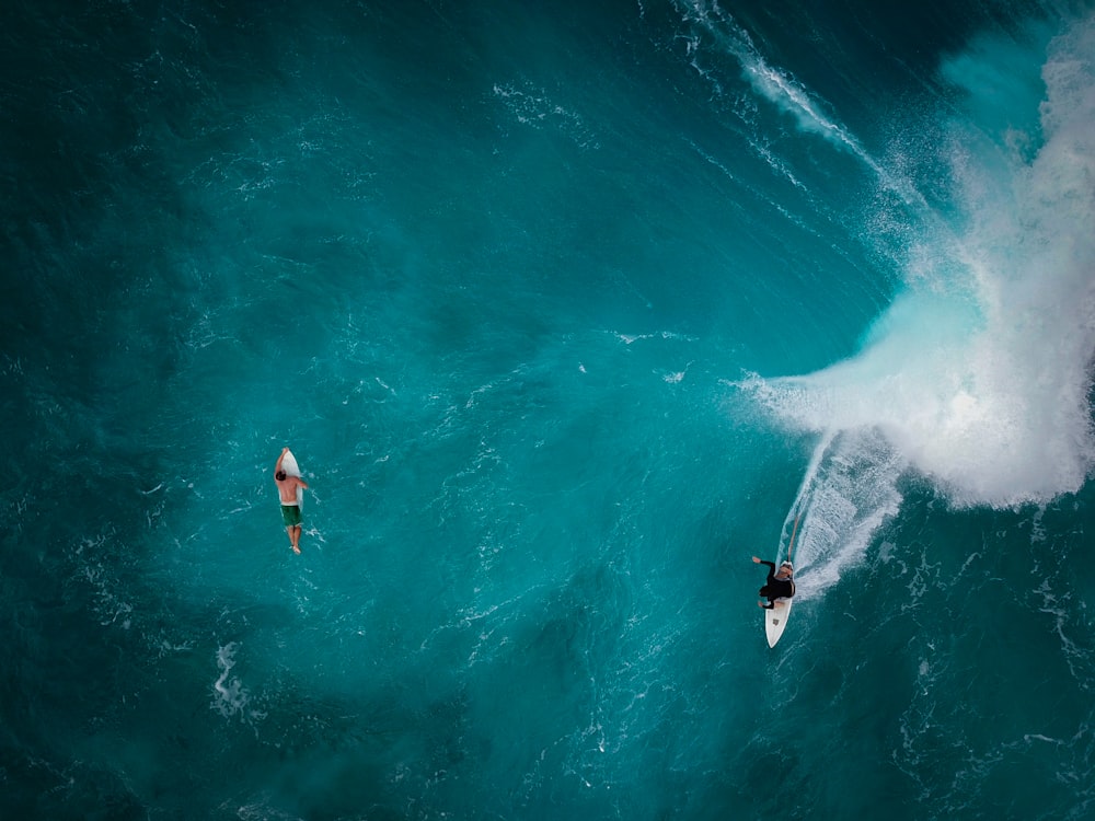 Photographie aérienne de deux personnes surfant