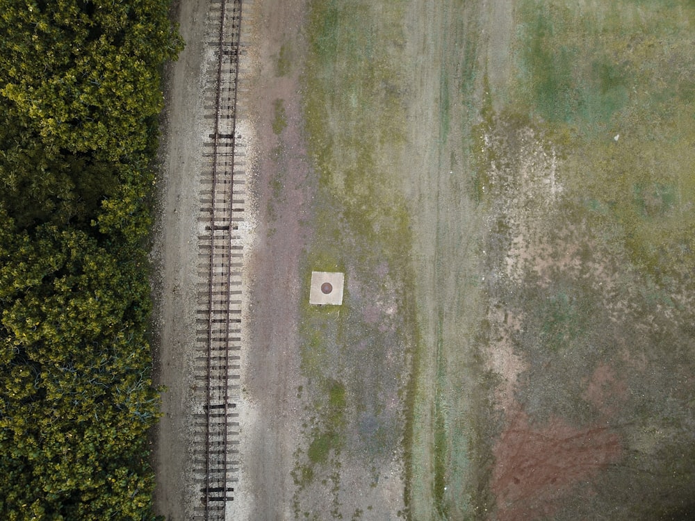 Fotografía de vista aérea de las vías del tren