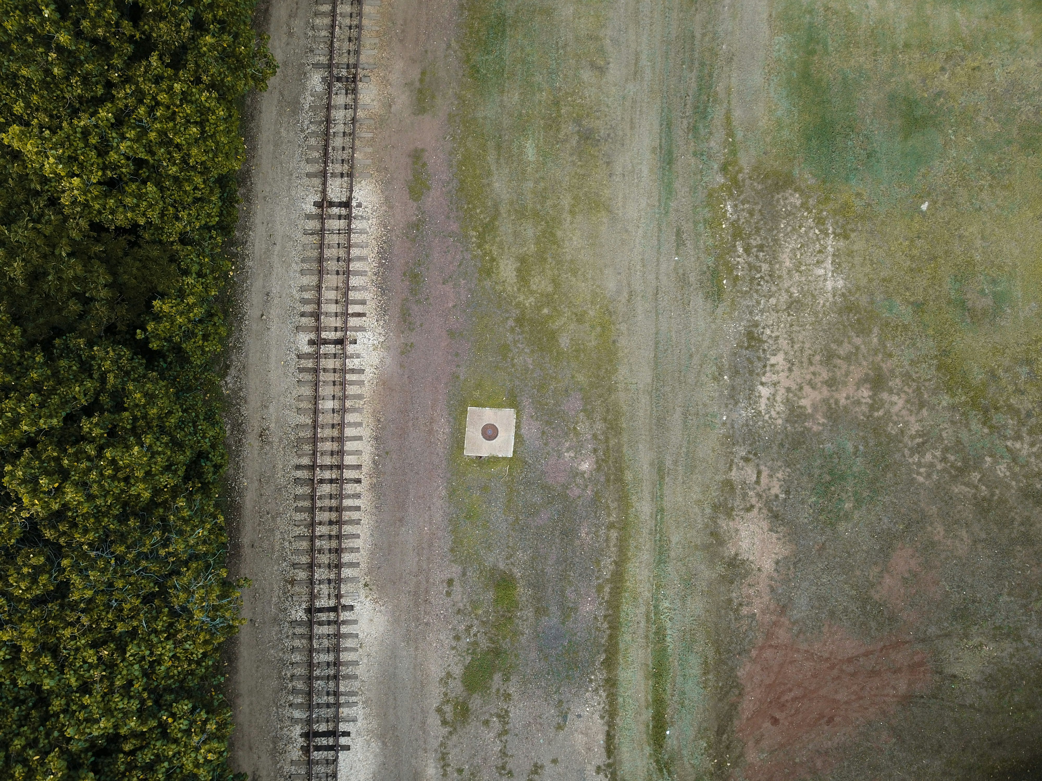 aerial view photography of train tracks