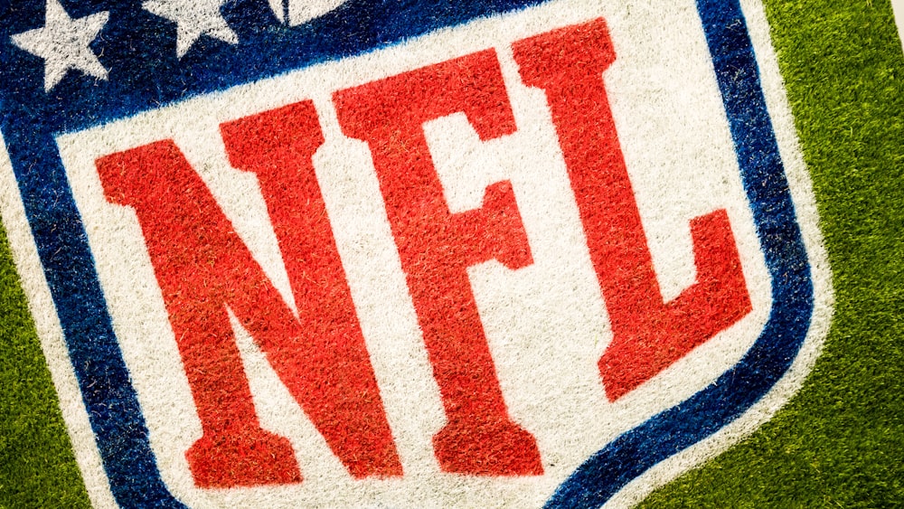 fotografía aérea del logotipo de la NFL impreso en el campo