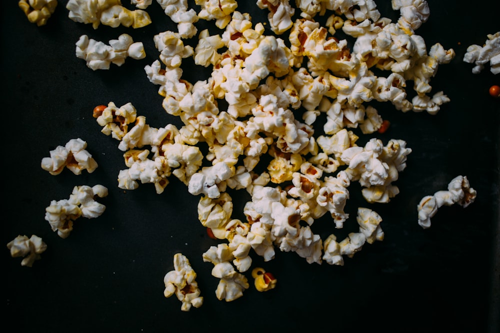 Popcorn auf schwarzem Panel