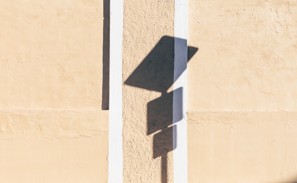 foto dell'ombra della segnaletica sul muro