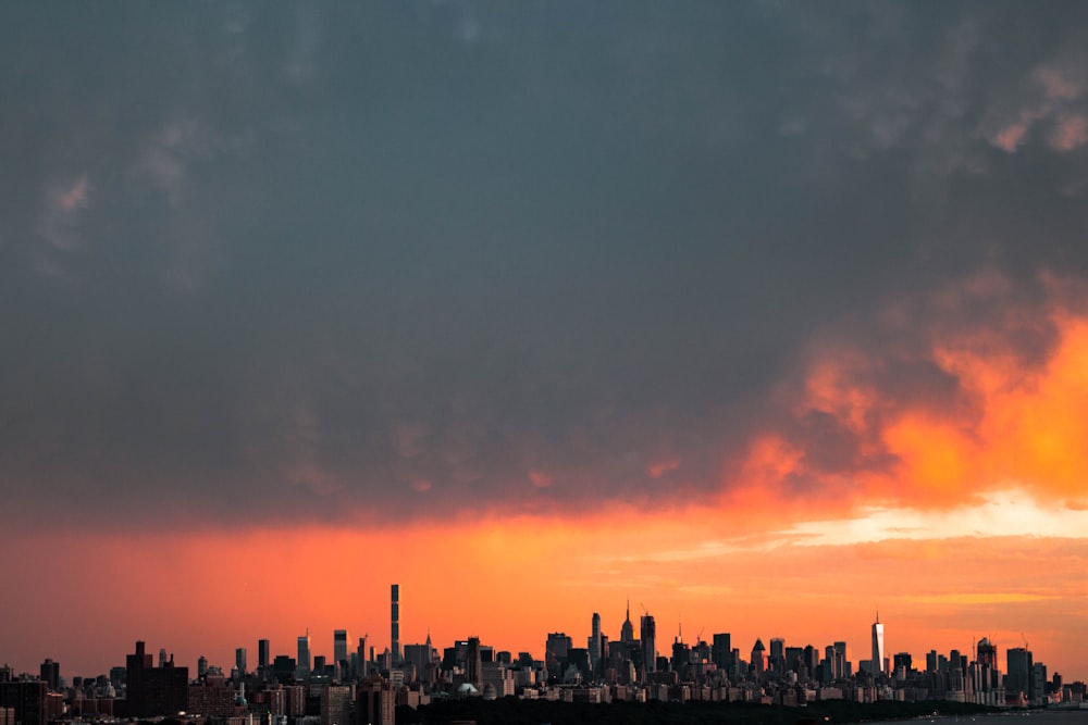 Cidade sob nuvens cumulus