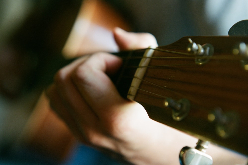 Fotografia de foco seletivo de pessoa tocando guitarra