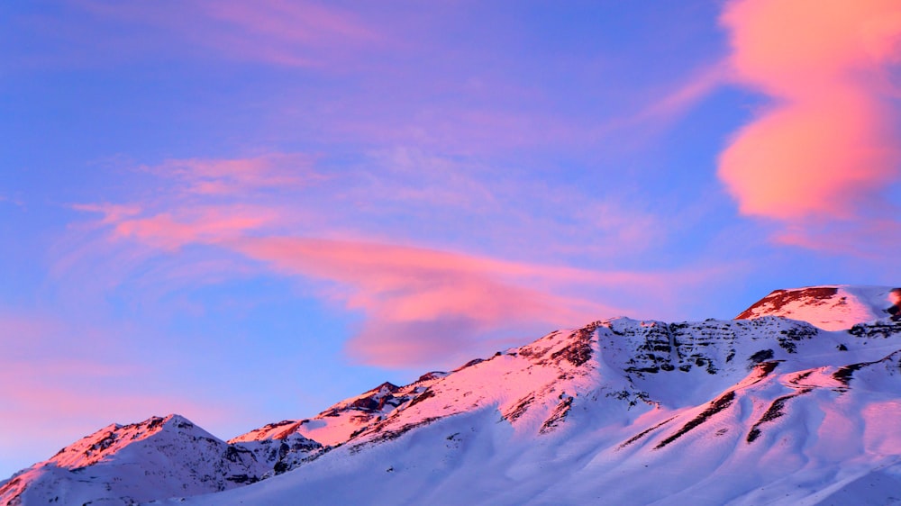 Vue de dessous de la montagne blanche et brune