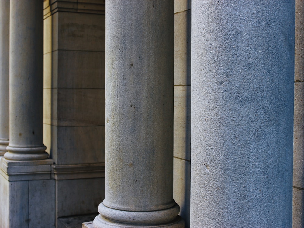 회색 콘크리트 기둥