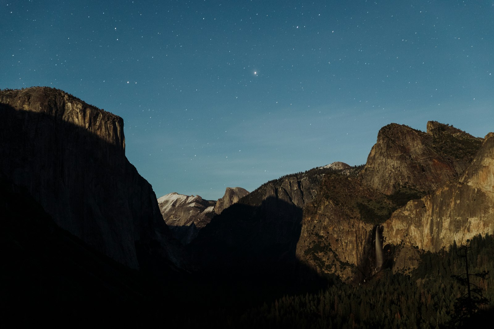 Canon EOS 6D Mark II + Sigma 24-70mm F2.8 EX DG Macro sample photo. Gray rocky mountains mat photography