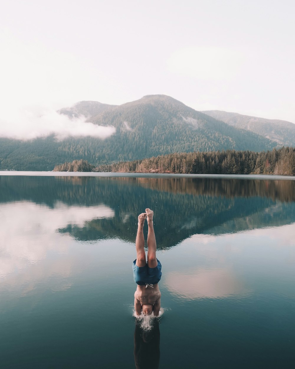 hombre buceando en el cuerpo de agua