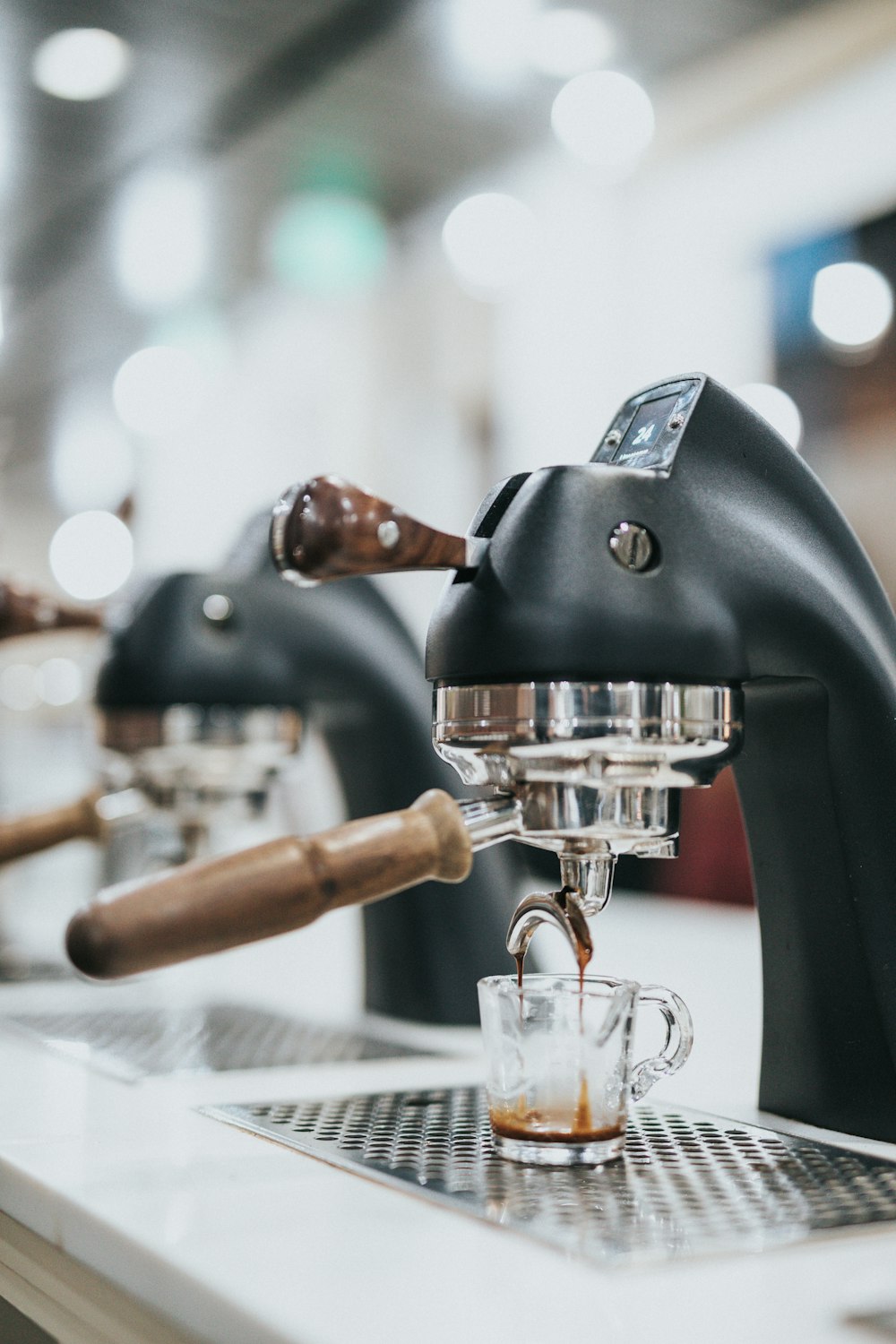 Fotografia con messa a fuoco selettiva della macchina per caffè espresso nera e grigia