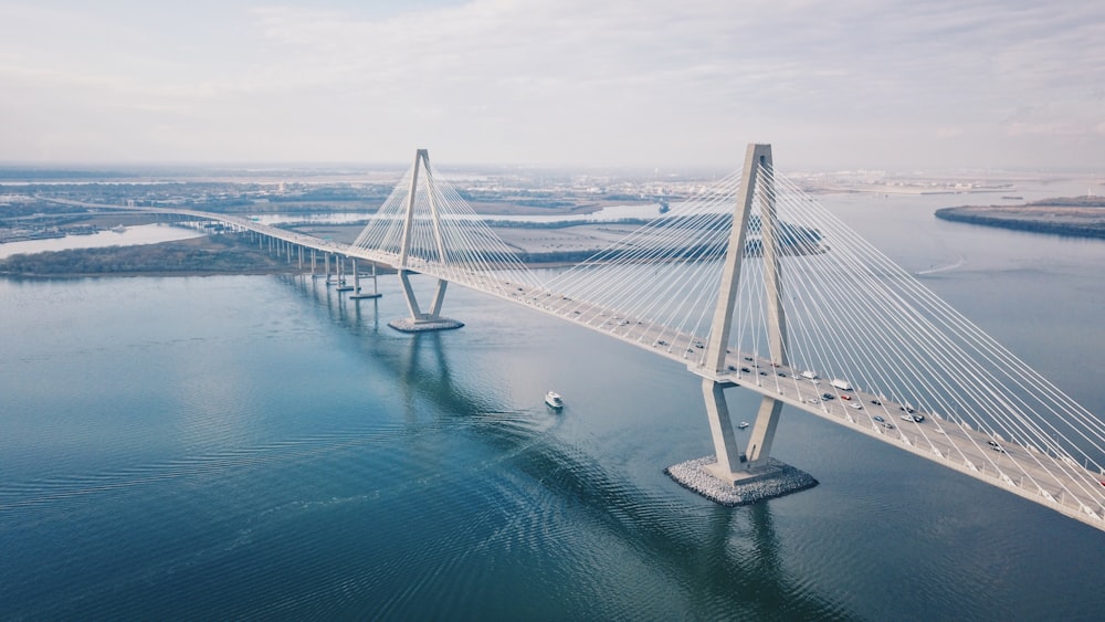 foto aérea da ponte durante o dia