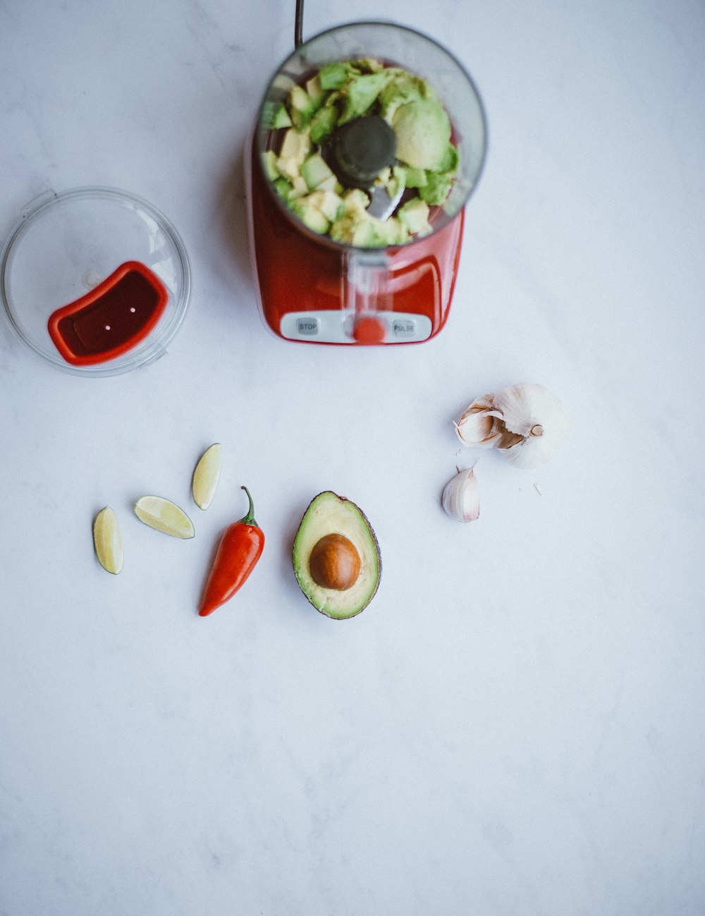 Blender rempli d’avocat