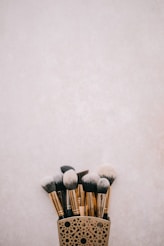 brass-colored-and-black makeup brush kit