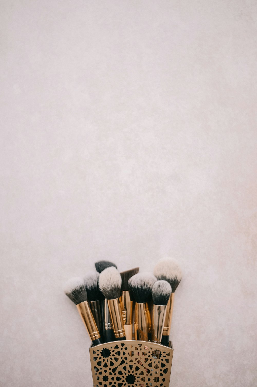 brass-colored-and-black makeup brush kit