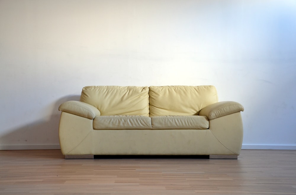 sofá de cuero beige de 2 plazas