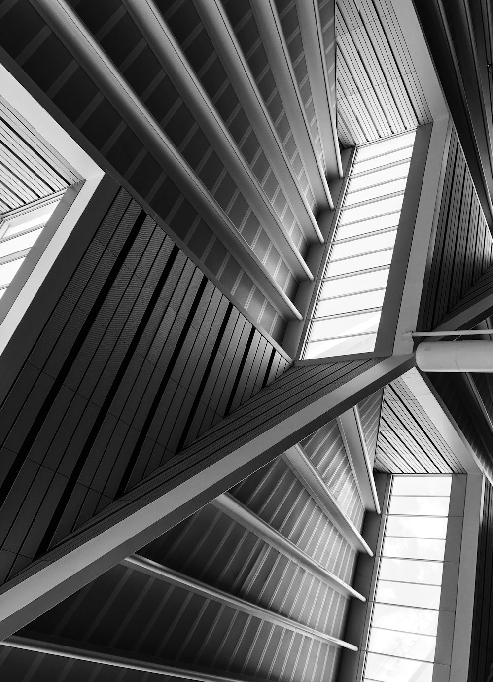 Architekturfotografie von Weißmetallgebäuden