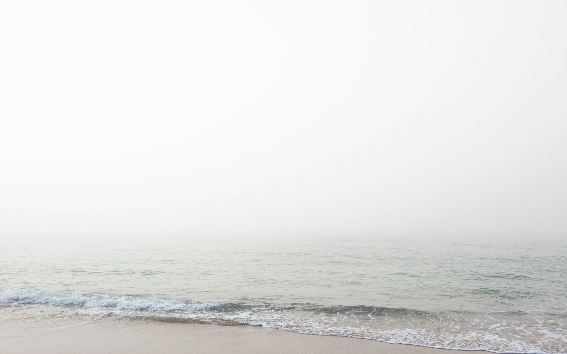 waves rushed to shore at daytime