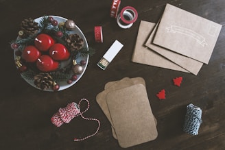 Bougies rouge, allumettes, fil posé sur une table en préparation de rituel