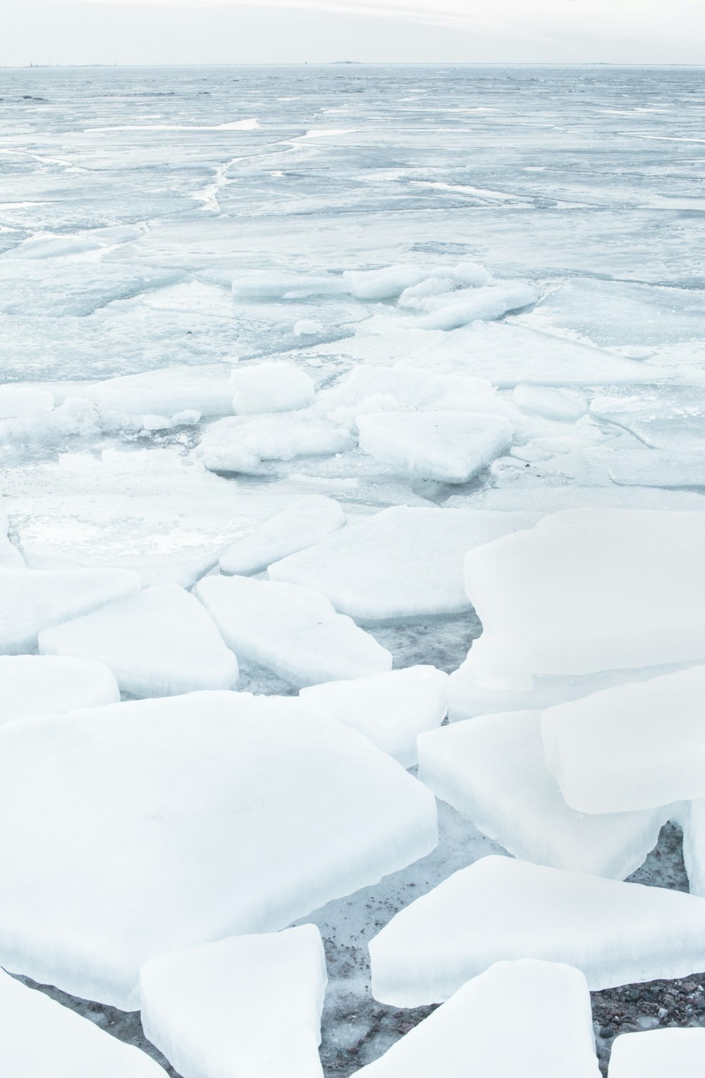 ice blocks during daytime