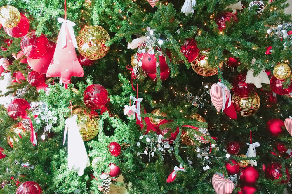 baubles dourados e vermelhos na árvore de Natal