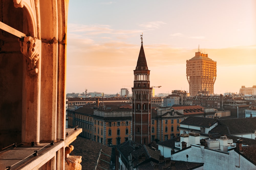 Edifici in cemento marrone e blu