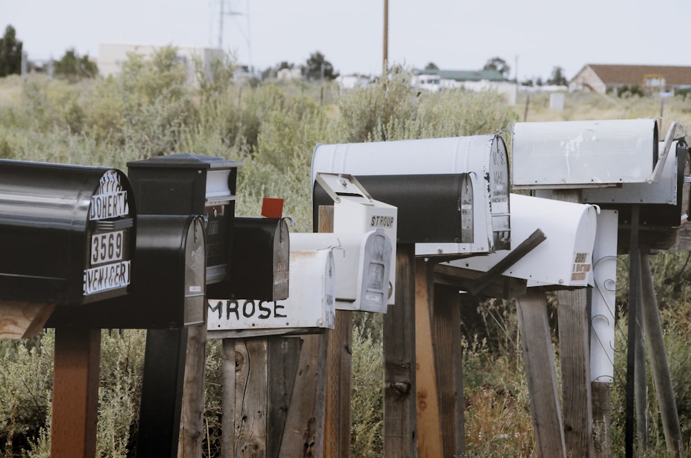 Boîte aux lettres près d’un champ d’herbe