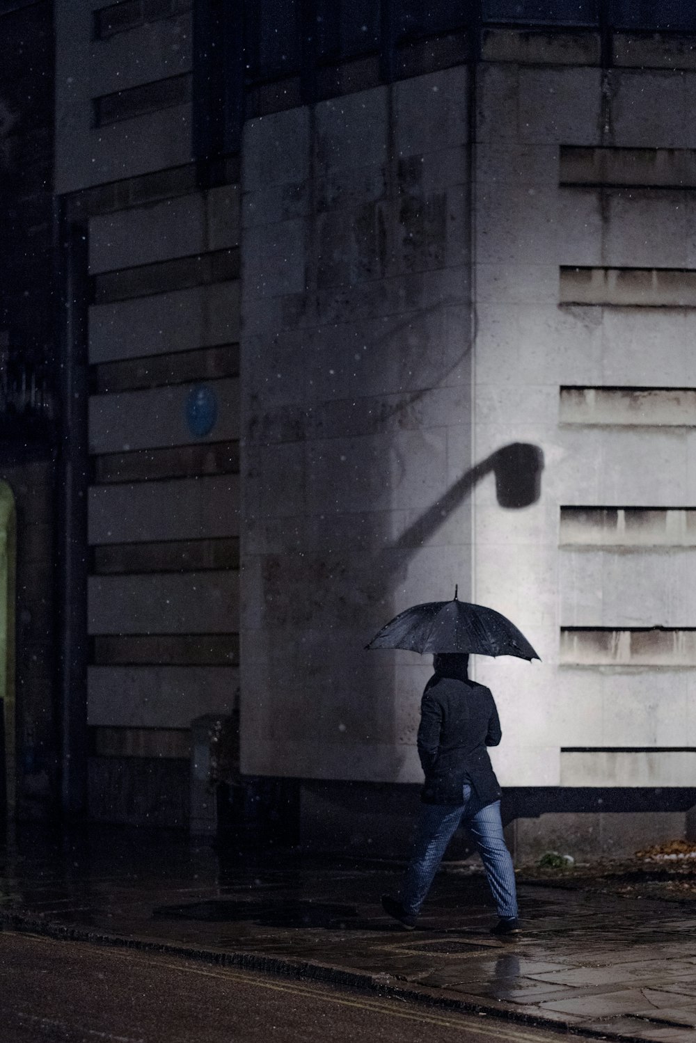 homme marchant sous son parapluie