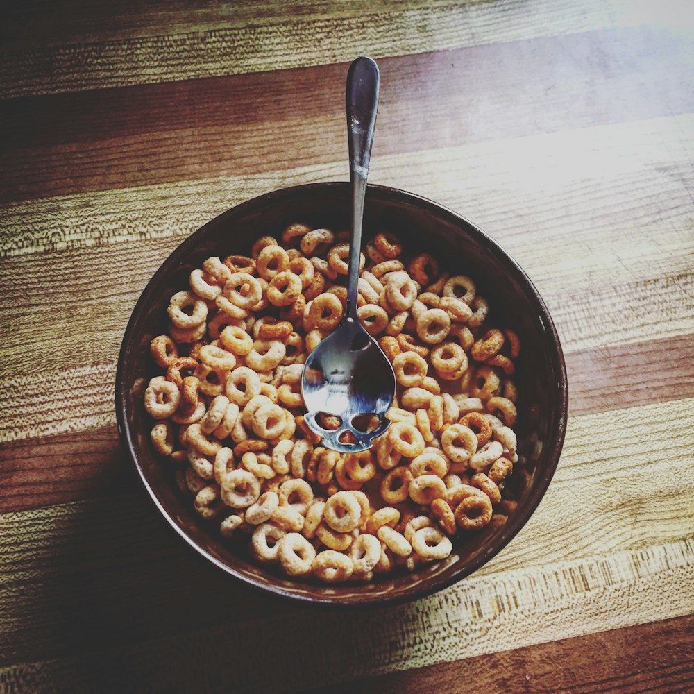 Plato de cereales sobre superficie de madera marrón