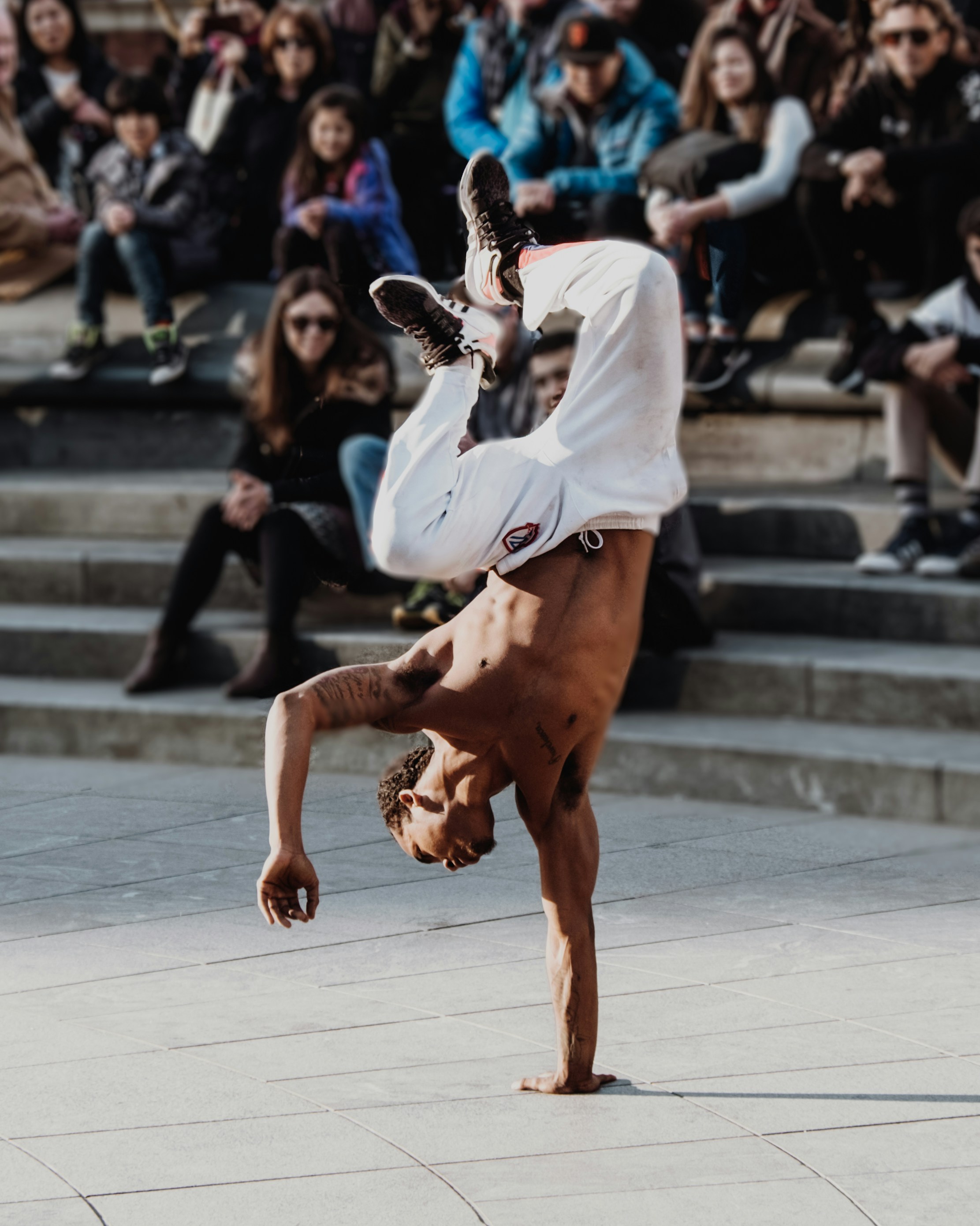 great photo recipe,how to photograph standing | new york street; man break dance