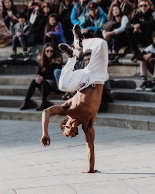 street photography,how to photograph standing | new york street; man break dance