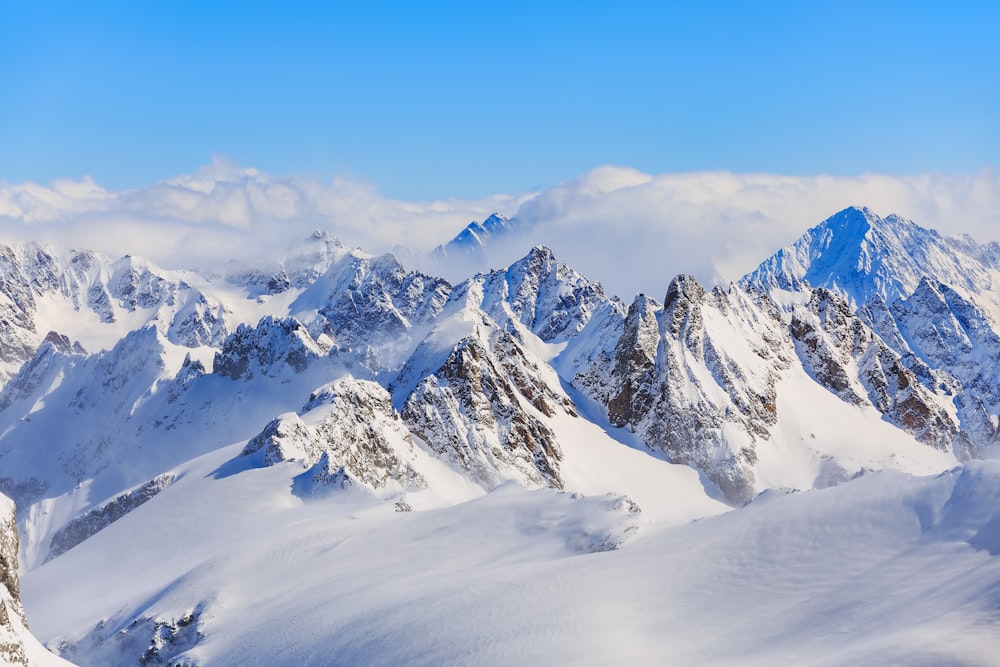 montanha coberta de neve durante o dia