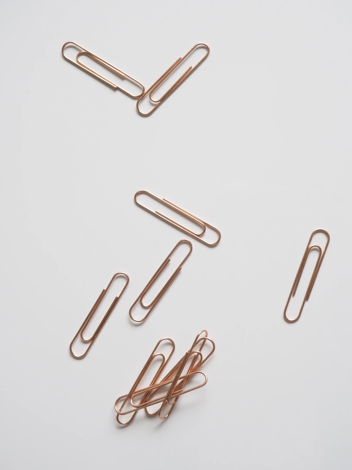 Trombones dispersés sur une surface blanche : Paperclip, la plateforme qui organise une équipe d’agents IA