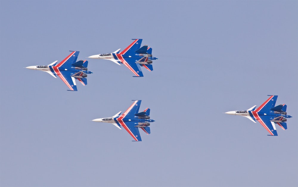 Quattro aerei a reazione blu