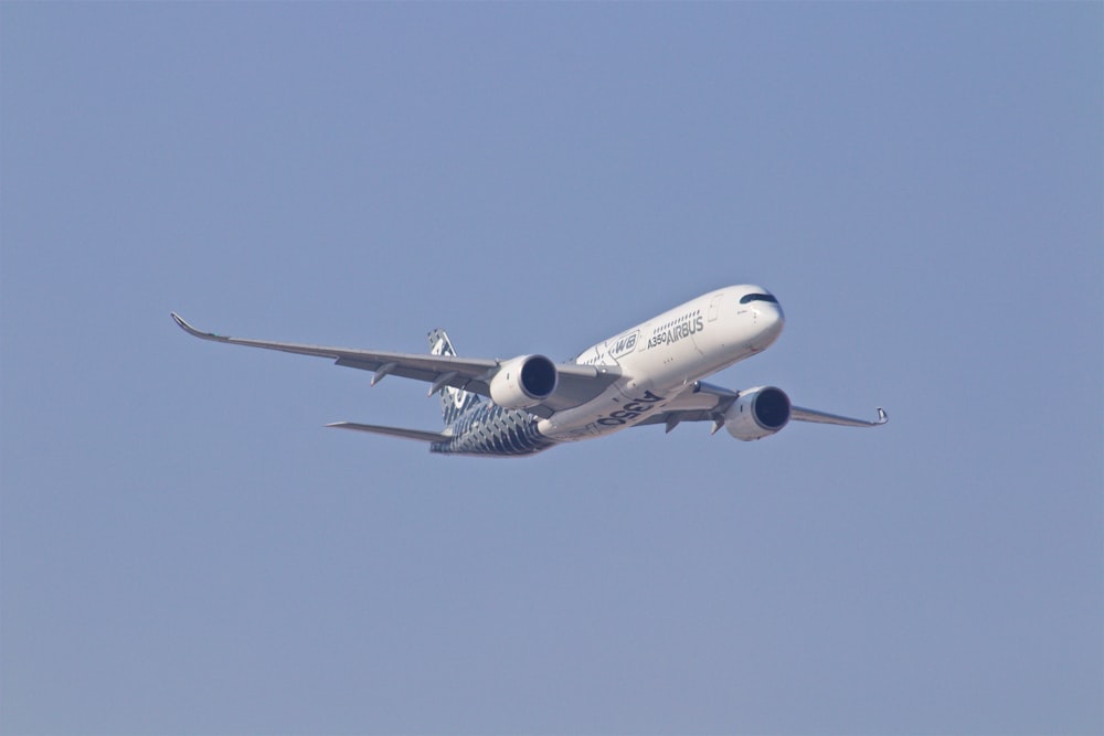 Avião branco decolando durante o dia