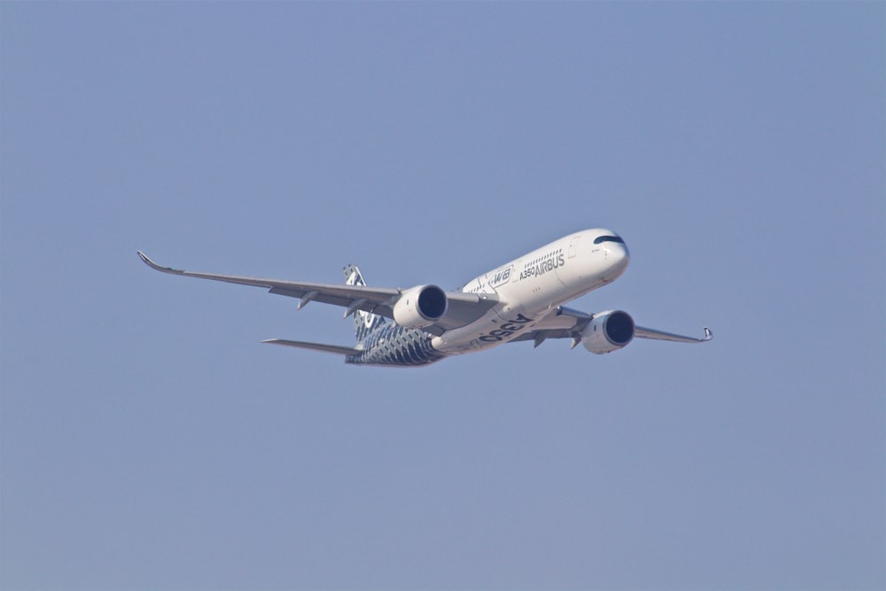 昼間に離陸する白い飛行機