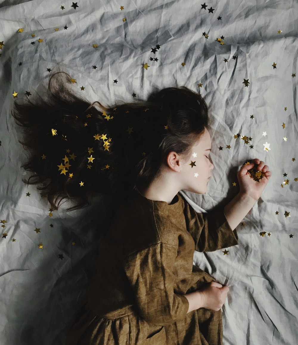 Femme en haut marron à manches longues dormant sur le lit