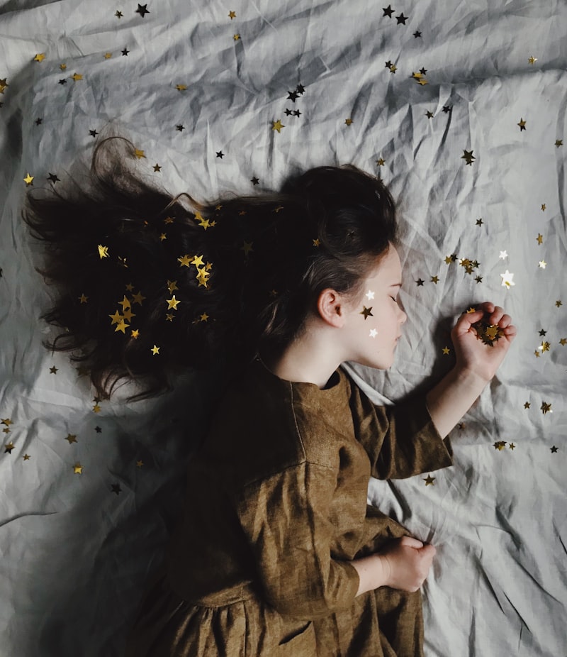 Persona che dorme nel letto durante la notte