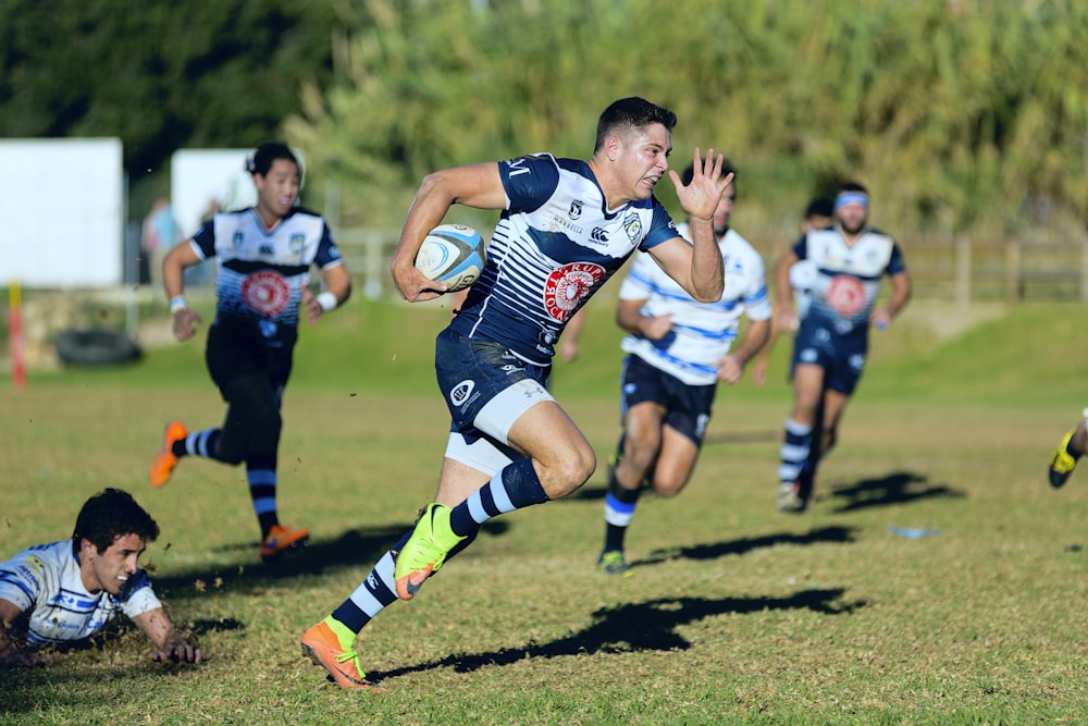 Mannschaft, die Rugby spielt