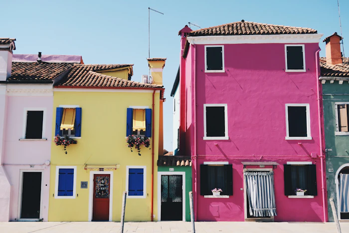 Fachada de casa pintada em amarelo e rosa