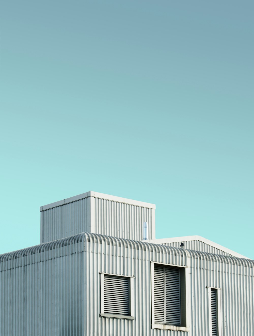 Foto eines grauen Gebäudes aus einem niedrigen Winkel