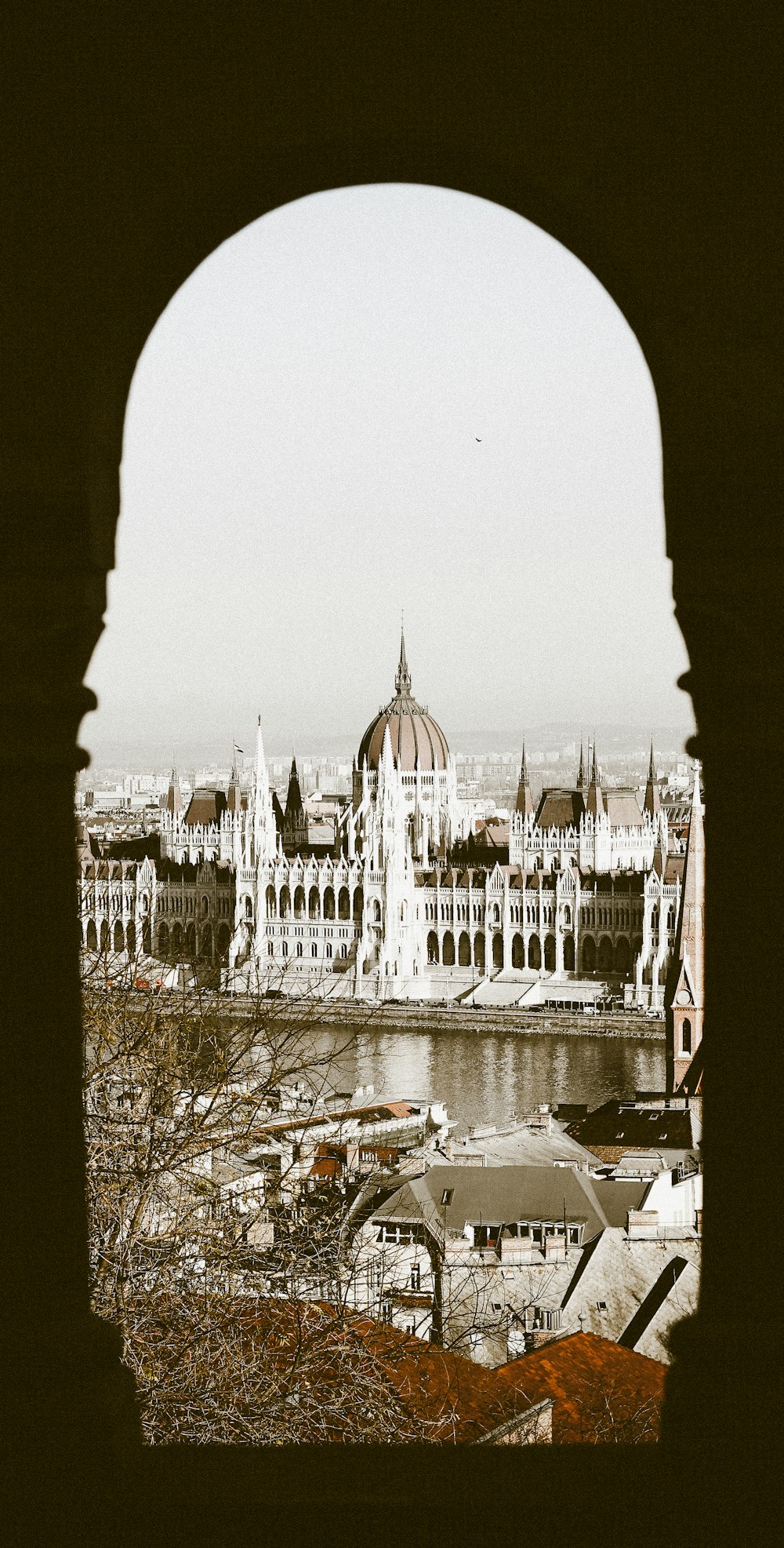 Bâtiment peint en blanc et brun