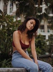 femme assise décollette onlyfans mym