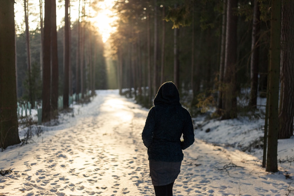 雪原の小道を歩く女性