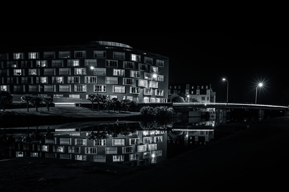 foto em escala de cinza do edifício alto