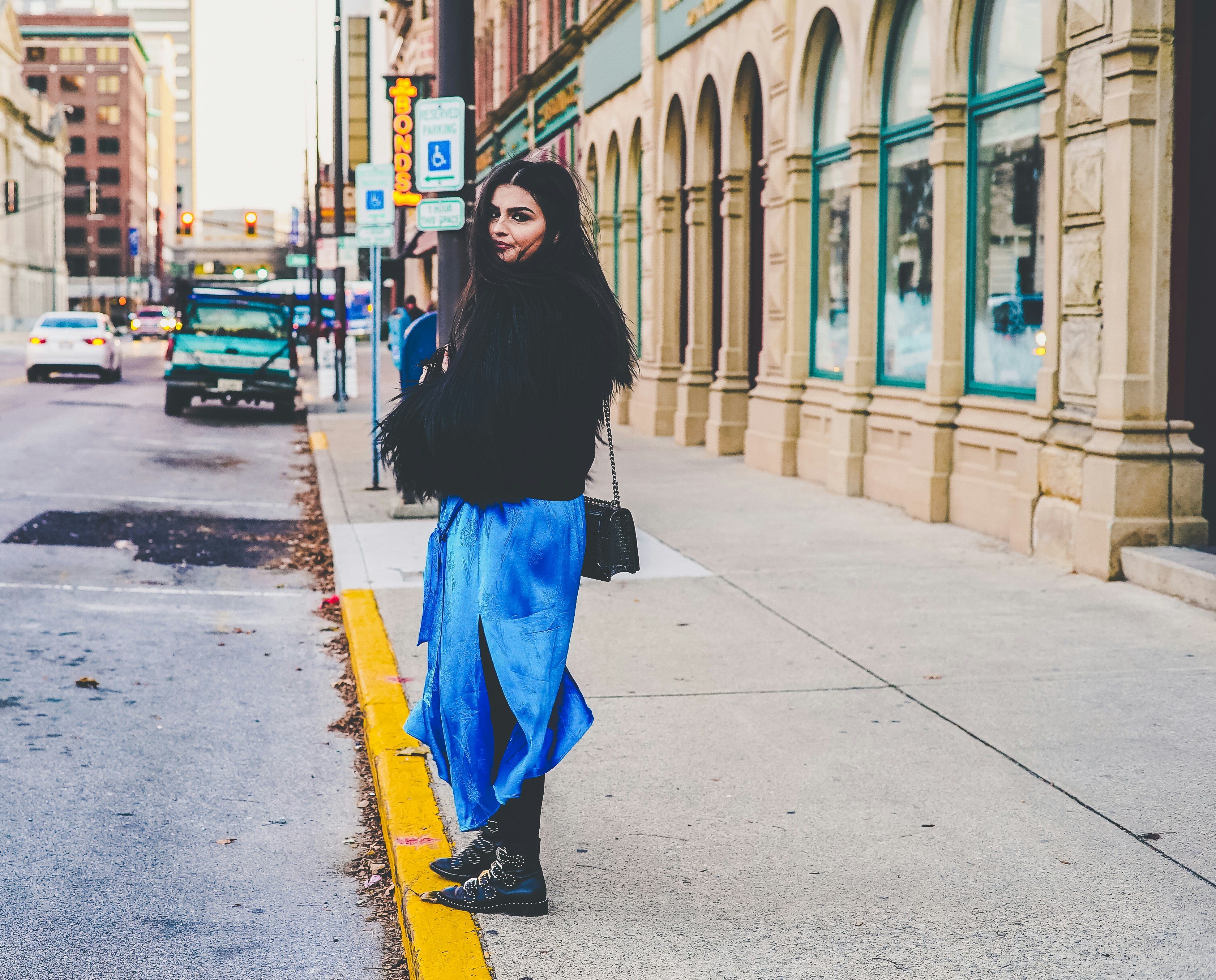 路上でポーズをとる女性