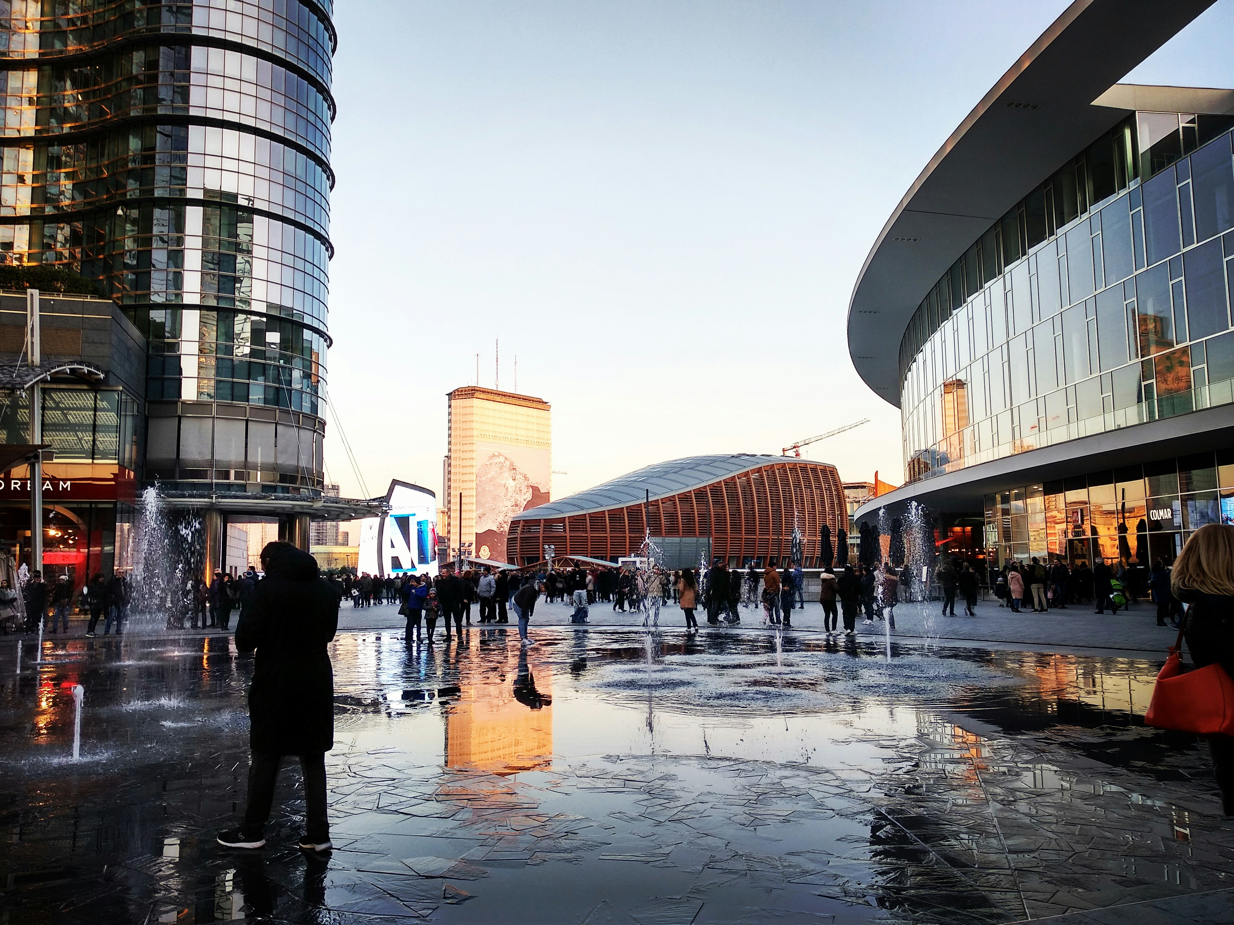Place de la ville de Sétif avec fontaine centrale et immeubles modernes autour