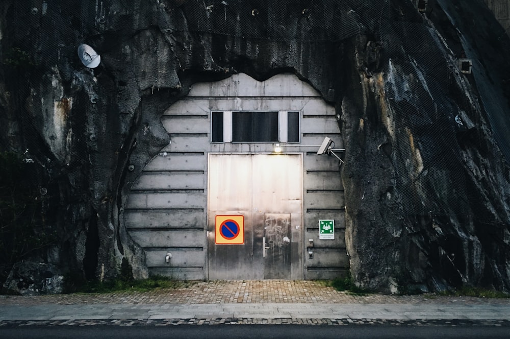 porta de aço cinza