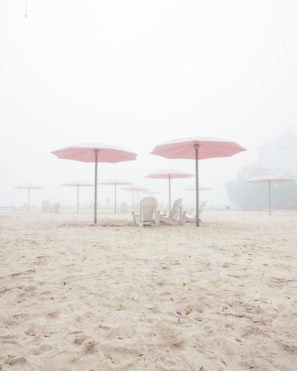 parasols à baldaquin rose sur la plage