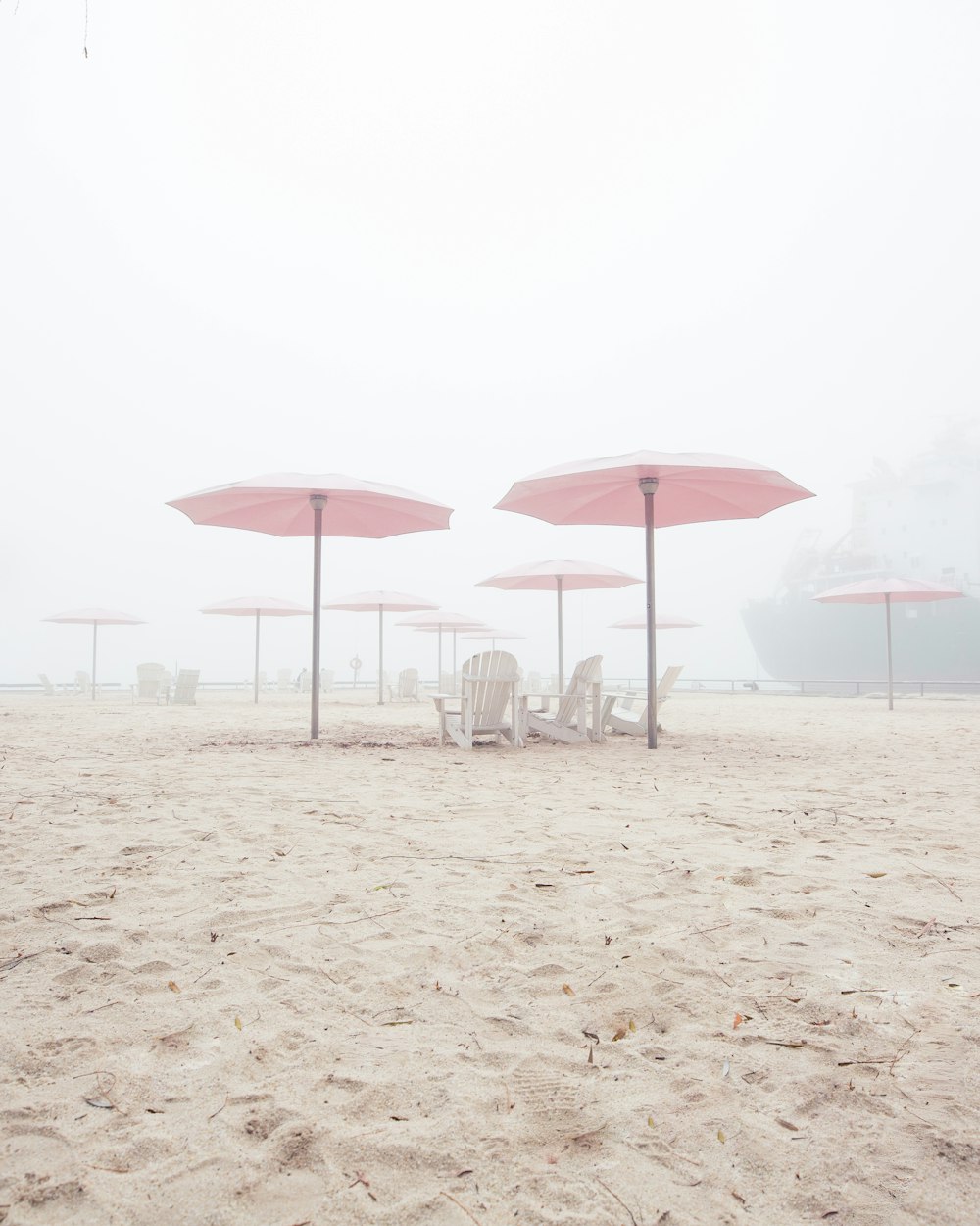 해변의 핑크 캐노피 우산