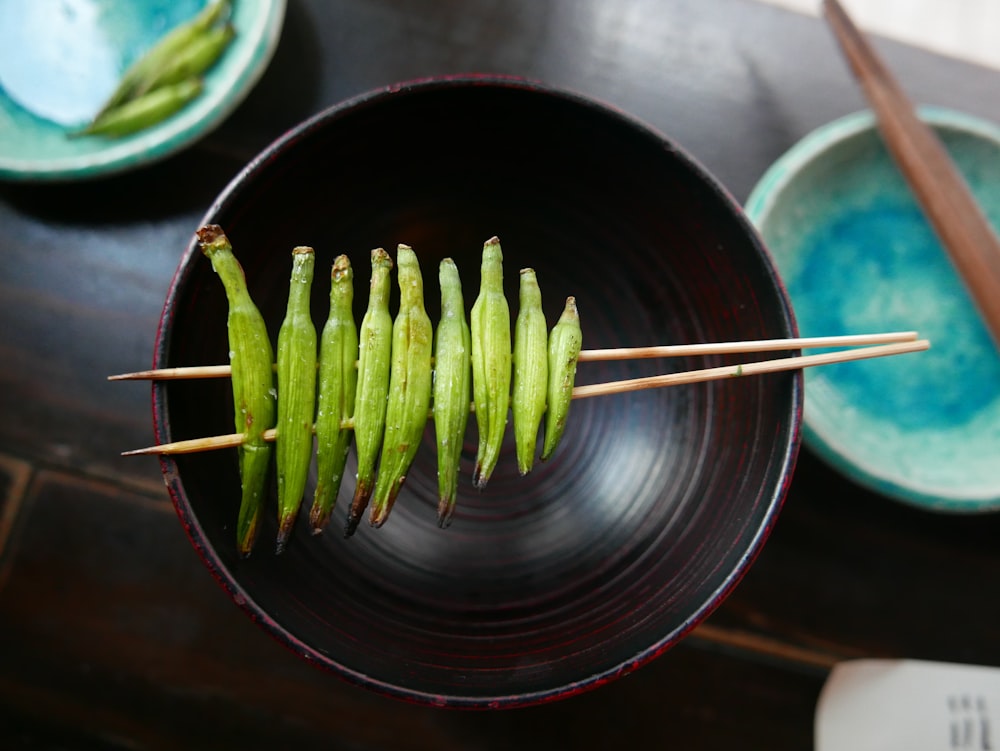 木の棒に緑のてんとう指の串焼き