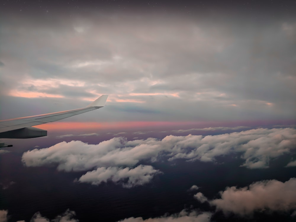 Photographie aérienne de nuages depuis un avion